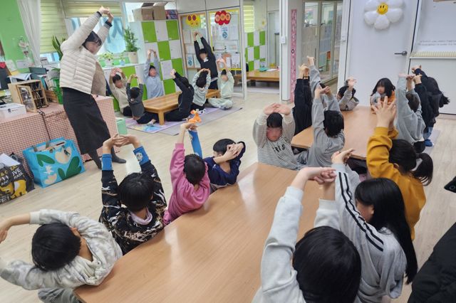 부천시가 지역아동센터에서 ‘또래건강 리더교실’ 건강습관 프로그램을 진행하고 있다.부천시 제공