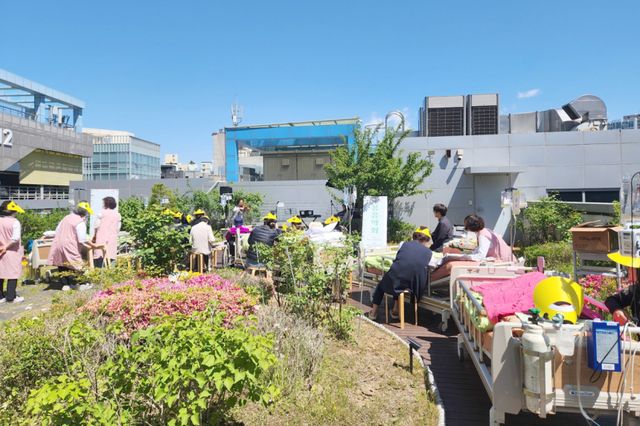 가톨릭대 인천성모병원 환자와 가족들이 음악회를 감상 중이다. 가톨릭대학교 인천성모병원 제공