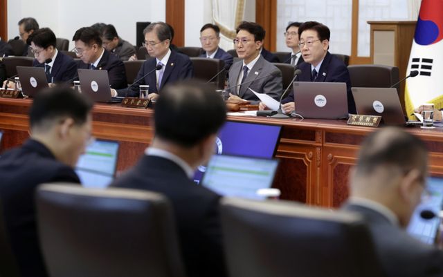 이재명 대통령이 12일 청와대에서 국무회의 겸 비상경제점검회의를 주재하고 있다. 연합뉴스