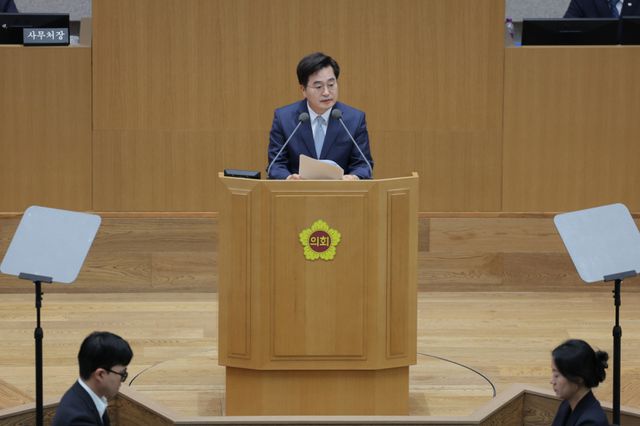 12일 오전 경기도의회 본회의장에서 김동연 경기도지사가 인사말을 하고 있다. 경기도 제공