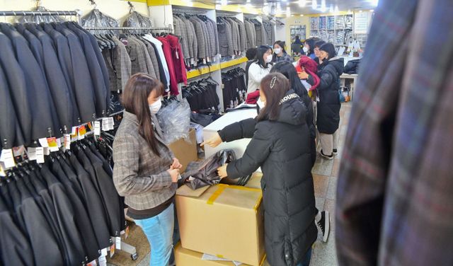 기사의 이해를 돕기 위한 이미지로 직접적 연관은 없습니다. 사진은 경기도내 한 교복 매장에서 고등학교에 진학하는 신입생들이 교복을 구매하는 모습. 경기일보DB