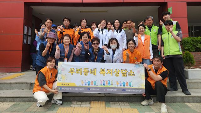 주택관리공단 인천연수1 주거행복지원센터가 최근 우리동네 복지상담소 행사의 하나로 ‘우리동네 화재 ZERO 데이’ 캠페인을 하고 기념촬영을 하고 있다. 공단 제공