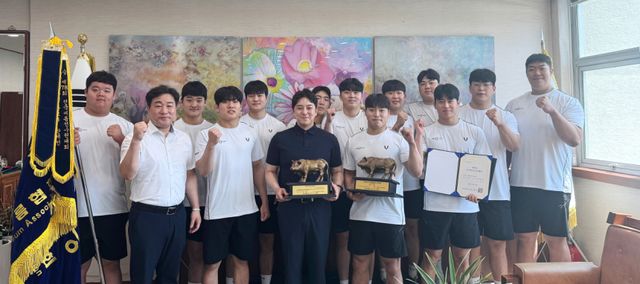 손율 이사장이 경기대 씨름부의 전국대회 5연패 달성을 축하하고 있다. 경기학원 제공