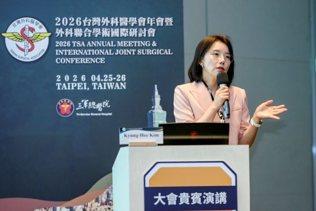 인천세종병원 김경희 심장이식센터장이 국제 컨벤션 센터(TICC)에서 열린 대만 심장혈관흉부외과학회(TSA 2026)에서 강연을 하고 있다. 인천세종병원 제