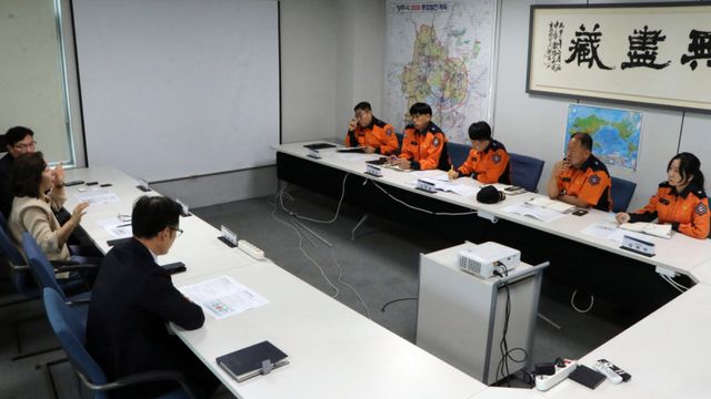 홍죽산단 경영자협의회 사무실에서 열린 민·관 협력 간담회에서 양주소방서 관계자와 공단 입주기업 대표들이 화재 대응방안 등에 대해 논의하고 있다. 양주소방서 제공