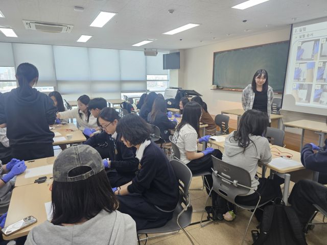 선인고, 대인고, 원당고 학생들이 인하대 이차전지사업단 교육 프로그램에서 알루미늄-공기 전지를 제작하며 산화·환원 반응 원리를 체험하고 있다. 인하대학교 제