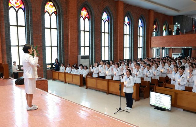 경인여자대학교 간호학과 학생들이 나이팅게일 선서식을 하고 있다. 경인여자대학교 제공