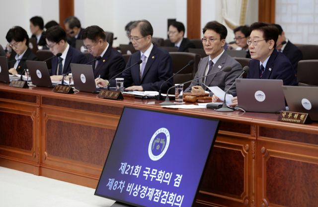 이재명 대통령이 12일 청와대에서 국무회의 겸 비상경제점검회의를 주재하고 있다. 연합뉴스