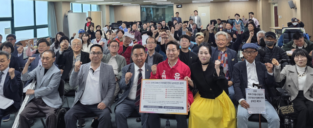 12일 인천사회복지관에서 열린 정책 협약식에서 유정복 국민의힘 인천시장 예비후보와 인천지방선거장애인연대 관계자들이 협약식을 마친 뒤 기념 촬영을 하고 있다. 인천지방선거장애인연대 제공