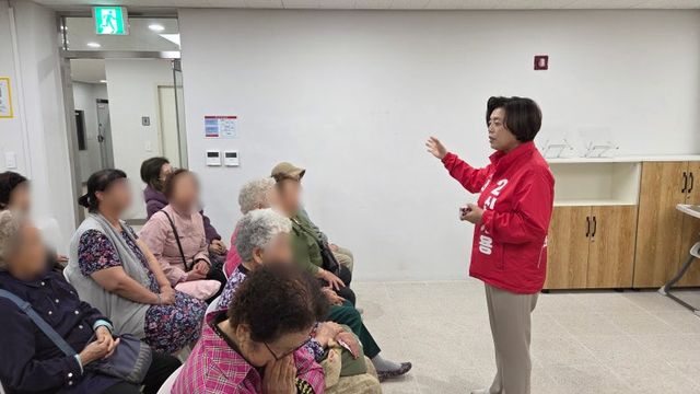 국민의힘 신계용 과천시장 후보가 12일 과천 지식정보타운에서 현장 간담회를 열고 주민들의 의견을 듣고 있다, 국민의힘 신계용 과천시장 후보 선거사무소 제공