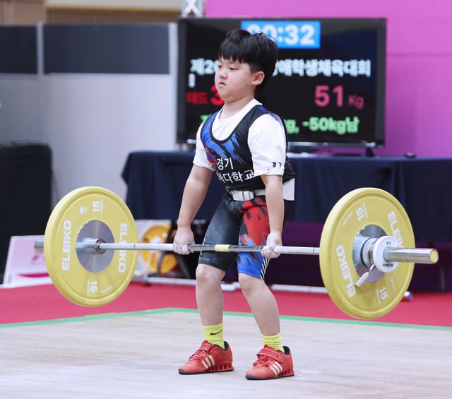 12일 부산교육대학교 제1체육관서 ‘제20회 전국장애학생체육대회’ 역도 경기가 열리고 있다. 경기도장애인체육회 제공