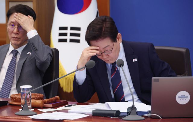 이재명 대통령이 12일 청와대에서 열린 국무회의 겸 비상경제점검회의에서 자료를 살펴보며 보고를 듣고 있다. 연합뉴스