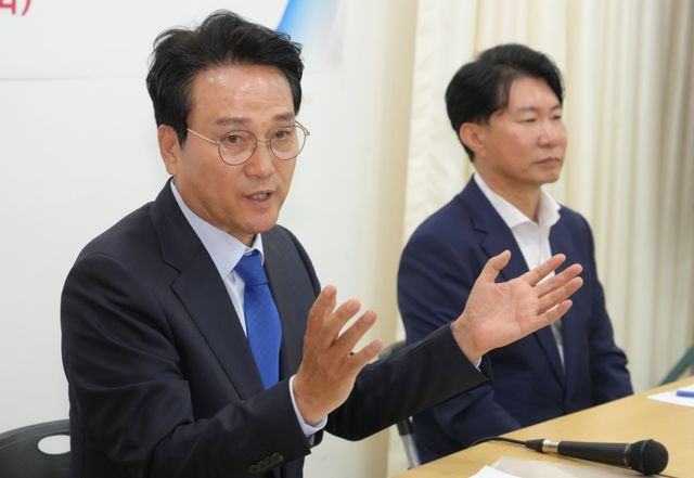 안민석 경기도교육감 후보가 12일 오후 의정부시 의정부역 지하상가 문화공간에서 열린 '한국유치원총연합회 경기도지회 정책간담회'에서 자신의 교육 철학에 대해 설명하고 있다. 홍기웅기자