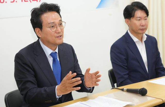 안민석 경기도교육감 후보가 12일 오후 의정부시 의정부역 지하상가 문화공간에서 열린 '한국유치원총연합회 경기도지회 정책간담회'에서 자신의 교육 철학에 대해 설명하고 있다. 홍기웅기자