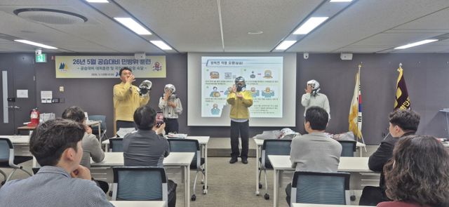 인천항만공사 직원들이 방독면 착용 실습 등 생존성 능력 향상훈련을 하고 있다. IPA 제공