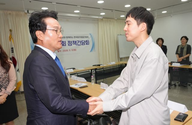 안민석 경기도교육감 후보가 12일 오후 의정부시 의정부역 지하상가 문화공간에서 열린 '한국유치원총연합회 경기도지회 정책간담회'에서 한국유치원총연합회 참가 선생님과 인사를 하고 있다. 홍기웅기자