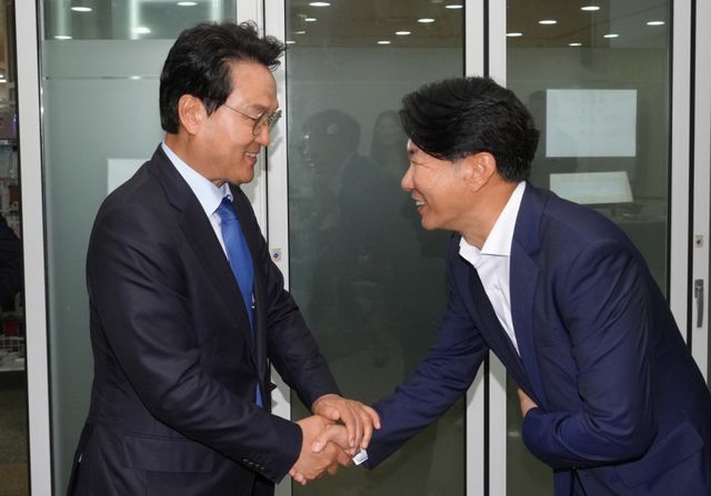 안민석 경기도교육감 후보가 12일 오후 의정부시 의정부역 지하상가 문화공간에서 열린 '한국유치원총연합회 경기도지회 정책간담회'에서 한용호 한국유치원총연합회 경기도지회장과 악수를 하고 있다. 홍기웅기자