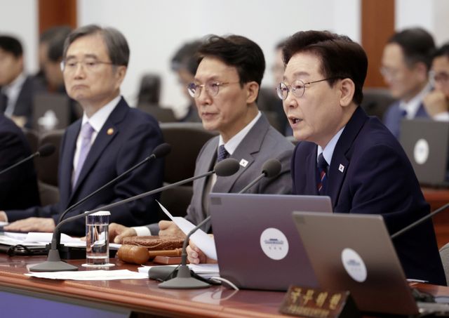 이재명 대통령이 12일 청와대에서 국무회의 겸 비상경제점검회의를 주재하고 있다. 연합뉴스