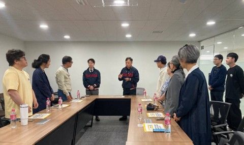 롯데 구단에 항의 방문한 노무현재단. 연합뉴스