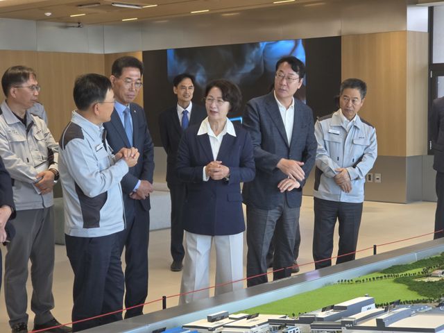 추미애 더불어민주당 경기도지사 후보가 13일 기아자동차 화성공장을 찾아 노조 관계자들과 공장을 둘러보고 있다. 오민주 기자