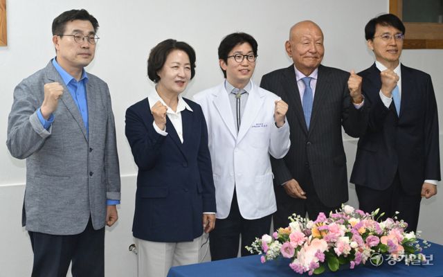 더불어민주당 추미애 경기도지사 후보가 13일 평택시 성세아이들병원에서 열린 ‘경기 달빛어린이병원 현안 관련 간담회’에서 관계자들과 기념촬여을 하고 있다. 조주현기자