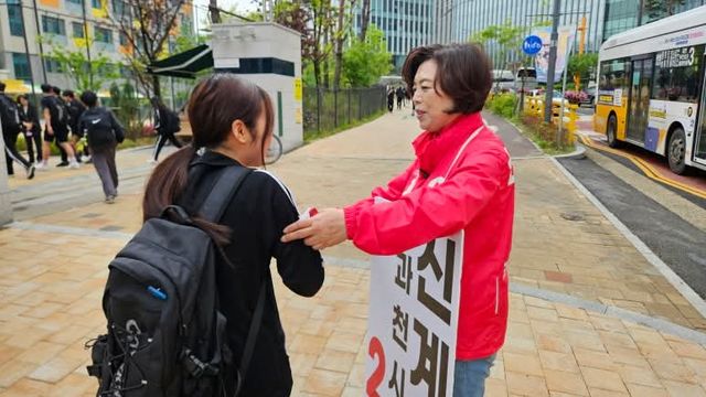 국민의힘 신계용 과천시장 후보가 시민과 소통하고 있다. 국민의힘 신계용 과천시장 후보 선거사무소 제공