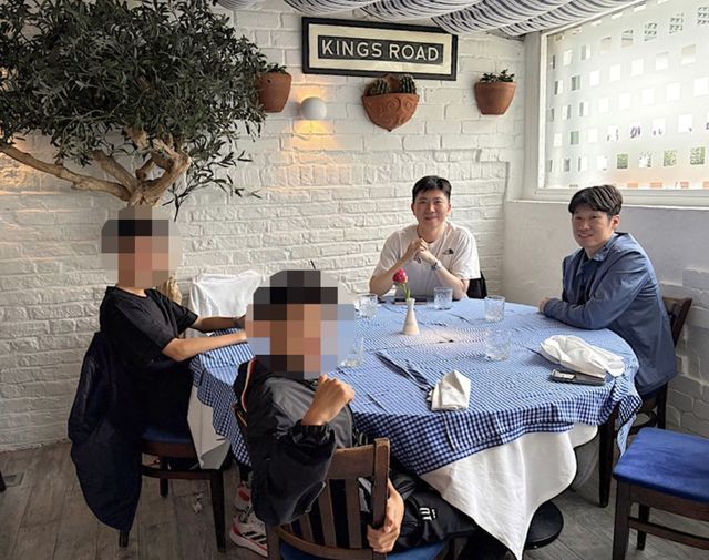 유승민 대한체육회장이 런던에서 가족들과 함께 박지성(오른쪽)과 식사하고 있다. 유승민 회장 가족 인스타그램 갈무리