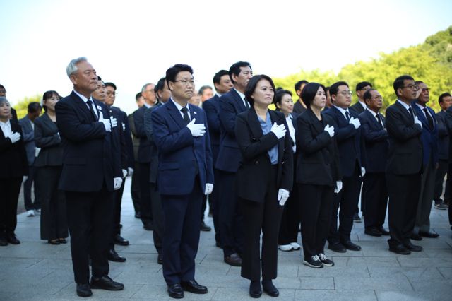 더불어민주당 김원기 의정부시장 후보가 13일 오전 현충탑에서 이재강·박지혜 국회의원, 민주당 광역·기초의원 후보 등과 국민의례를 하고 있다. 김원기 후보 선거사무소 제공.