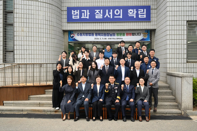 13일 고은설 수원지방법원 평택지원장(앞줄 왼쪽 세 번째)이 법원 소속 판사 11명과 교정시설 운영실태 점검을 위해 수원구치소 평택지소를 찾아 점검한 뒤 기념촬영을 하고 있다. 수원지방법원 평택지원 제공