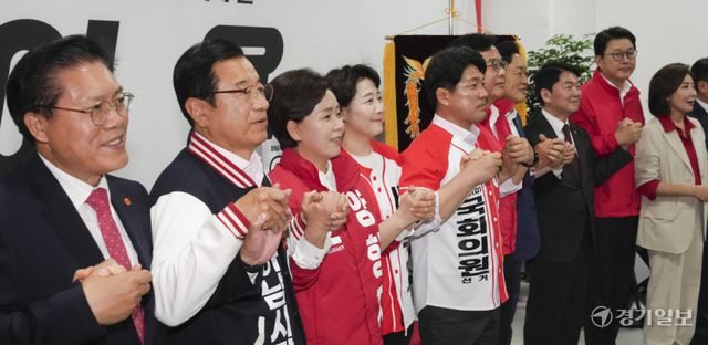 국민의힘 양향자 경기도지사 후보가 13일 하남시 신장동 이용(하남시갑) 보궐선거 후보자 선거사무소에서 열린 개소식에서 송언석 원내대표, 김선교 경기도당위원장, 이용(하남시갑) 보궐선거 후보자 등과 함께 기념촬영을 하고 있다. 홍기웅기자