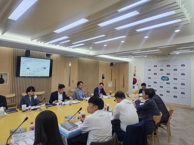 13일 오전 10시 북부청사 상황실에서 열린 ‘경기도 평화경제특구 개발계획 수립 연구용역’ 착수보고회에서 참석자들이 의견을 나누고 있다. 경기도 제공