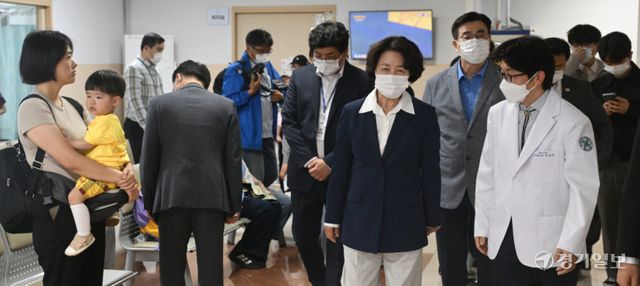 더불어민주당 추미애 경기도지사 후보가 13일 평택시 성세아이들병원에서 열린 ‘경기 달빛어린이병원 현안 관련 간담회’에서 병원을 둘러보고 있다.