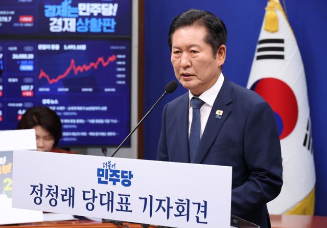 더불어민주당 정청래 대표가 13일 국회에서 기자회견을 하고 있다. 연합뉴스