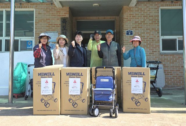 안산시는 본격적인 여름철을 앞두고 풍도에서 감염병 예방 방역에 이어 풍도 및 육도 어르신을 위한 실버카를 전달했다. 안산시 제공