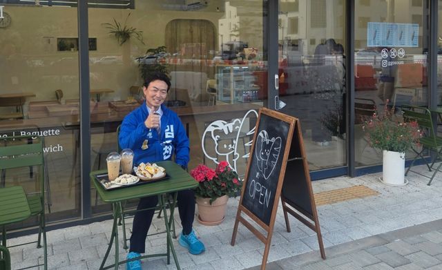 더불어민주당 김종천 과천시장 후보가 지식정보타운(지정타) 상권을 찾아 소상공인들과 직접 소통하고 있다. 김종천 후보 선거사무소 제공