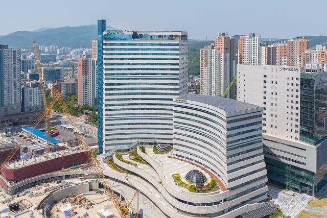 경기도청과 경기도의회 전경. 경기도 제공.