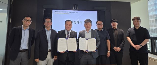 국민솔라와 HRE, 한국에너지거래 관계자들이 13일 ‘대한민국 공익형 재생에너지 공동개발 업무협약’을 한 뒤 기념 촬영을 하고 있다. 국민솔라 제공