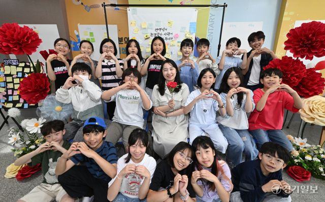 용인특례시 기흥구 독정초등학교가 스승의 날을 맞아 선생님과 학생들을 위한 따뜻한 감사 이벤트를 마련했다. 독정초 학부모회는 5월 14일부터 15일까지 이틀간 학교 1층 중앙현관에 카네이션 장식으로 꾸민 포토존을 설치하고, 학생들이 선생님께 감사의 마음을 전할 수 있는 행사를 진행한다. 학생들은 선생님께 전하고 싶은 감사의 메시지를 적어 학년별 게시판에 붙이며 마음을 나누게 된다. 또한 학교 중앙현관에 설치한 포토존은 대형 카네이션 장식과 함께 스승의 날의 의미를 되새길 수 있는 공간으로 꾸며져 학생들과 교사들의 큰 호응이 기대된다. 독정초 신미영 교장은 “본교 학부모회가 아이들이 선생님께 존경과 감사의 마음을 자연스럽게 표현할 수 있도록 이 행사를 마련한 것 같다”며 “따뜻한 행사를 통해 학교 구성원 모두가 행복한 스승의 날을 보내길 바란다”고 말했다. 사진은 14일 기념촬영을 하고 있는 5학년1반 학생과 담임 교사, 학부모회 회원들. 김시범기자