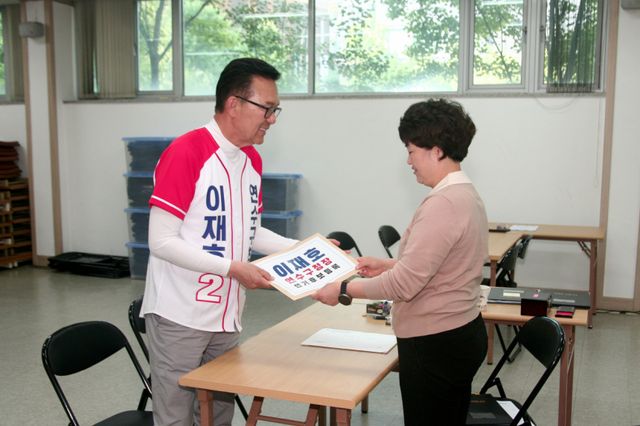 14일 이재호 국민의힘 연수구청장 후보가 후보자 등록을 하고 있다. 이재호 캠프 제공