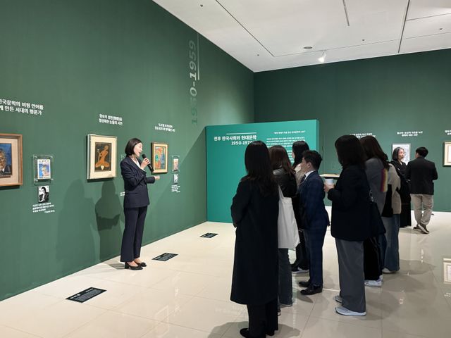 기획전시 ‘FACE : 문인 - 시대를 담은 얼굴들’ 도슨트 현장. 화성시문화관광재단 제공