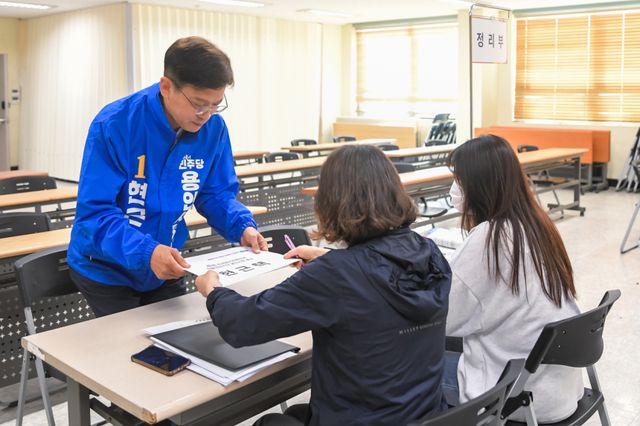 더불어민주당 현근택 용인시장 후보가 14일 오전 처인구 선거관리위원회에서 후보 등록을 하고 있다. 현근택 후보 선거사무소 제공