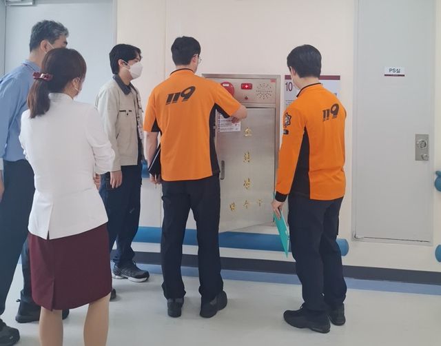 12일 고려대학교 안산병원에서 민·관 합동 안전점검이 진행중이다. 안산시 제공