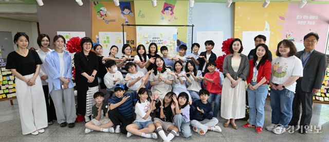 용인특례시 기흥구 독정초등학교가 스승의 날을 맞아 선생님과 학생들을 위한 따뜻한 감사 이벤트를 마련했다. 독정초 학부모회는 5월 14일부터 15일까지 이틀간 학교 1층 중앙현관에 카네이션 장식으로 꾸민 포토존을 설치하고, 학생들이 선생님께 감사의 마음을 전할 수 있는 행사를 진행한다. 학생들은 선생님께 전하고 싶은 감사의 메시지를 적어 학년별 게시판에 붙이며 마음을 나누게 된다. 또한 학교 중앙현관에 설치한 포토존은 대형 카네이션 장식과 함께 스승의 날의 의미를 되새길 수 있는 공간으로 꾸며져 학생들과 교사들의 큰 호응이 기대된다. 독정초 신미영 교장은 “본교 학부모회가 아이들이 선생님께 존경과 감사의 마음을 자연스럽게 표현할 수 있도록 이 행사를 마련한 것 같다”며 “따뜻한 행사를 통해 학교 구성원 모두가 행복한 스승의 날을 보내길 바란다”고 말했다. 사진은 14일 기념촬영을 하고 있는 5학년1반 학생과 담임 교사, 학부모회 회원들. 김시범기자