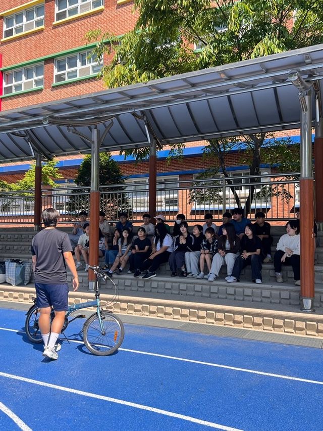 파주시 관계자가 초등학생들을 대상으로 자전거 찾아가는 안전교육을 진행하고 있다. 파주시 제공