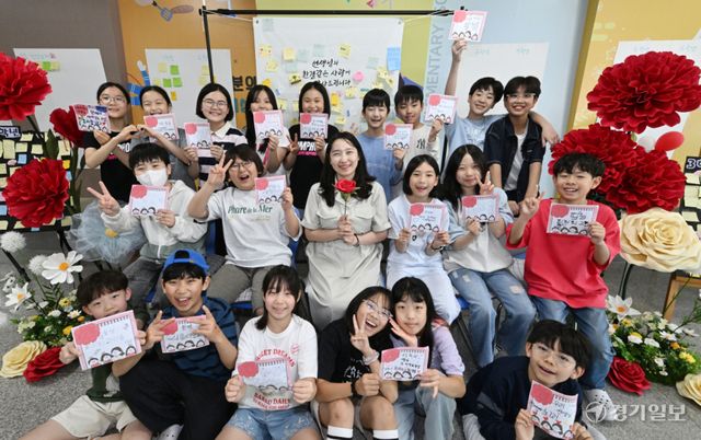 용인특례시 기흥구 독정초등학교가 스승의 날을 맞아 선생님과 학생들을 위한 따뜻한 감사 이벤트를 마련했다. 독정초 학부모회는 5월 14일부터 15일까지 이틀간 학교 1층 중앙현관에 카네이션 장식으로 꾸민 포토존을 설치하고, 학생들이 선생님께 감사의 마음을 전할 수 있는 행사를 진행한다. 학생들은 선생님께 전하고 싶은 감사의 메시지를 적어 학년별 게시판에 붙이며 마음을 나누게 된다. 또한 학교 중앙현관에 설치한 포토존은 대형 카네이션 장식과 함께 스승의 날의 의미를 되새길 수 있는 공간으로 꾸며져 학생들과 교사들의 큰 호응이 기대된다. 독정초 신미영 교장은 “본교 학부모회가 아이들이 선생님께 존경과 감사의 마음을 자연스럽게 표현할 수 있도록 이 행사를 마련한 것 같다”며 “따뜻한 행사를 통해 학교 구성원 모두가 행복한 스승의 날을 보내길 바란다”고 말했다. 사진은 14일 기념촬영을 하고 있는 5학년1반 학생과 담임 교사, 학부모회 회원들. 김시범기자