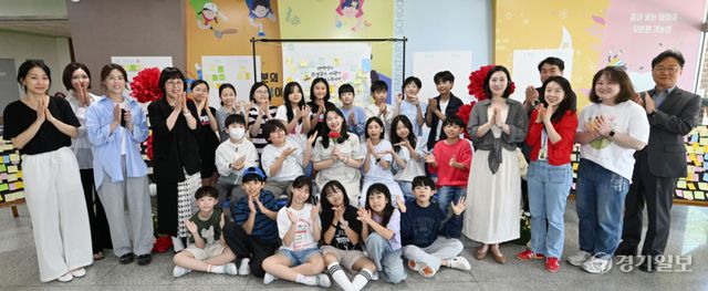 용인특례시 기흥구 독정초등학교가 스승의 날을 맞아 선생님과 학생들을 위한 따뜻한 감사 이벤트를 마련했다. 독정초 학부모회는 5월 14일부터 15일까지 이틀간 학교 1층 중앙현관에 카네이션 장식으로 꾸민 포토존을 설치하고, 학생들이 선생님께 감사의 마음을 전할 수 있는 행사를 진행한다. 학생들은 선생님께 전하고 싶은 감사의 메시지를 적어 학년별 게시판에 붙이며 마음을 나누게 된다. 또한 학교 중앙현관에 설치한 포토존은 대형 카네이션 장식과 함께 스승의 날의 의미를 되새길 수 있는 공간으로 꾸며져 학생들과 교사들의 큰 호응이 기대된다. 독정초 신미영 교장은 “본교 학부모회가 아이들이 선생님께 존경과 감사의 마음을 자연스럽게 표현할 수 있도록 이 행사를 마련한 것 같다”며 “따뜻한 행사를 통해 학교 구성원 모두가 행복한 스승의 날을 보내길 바란다”고 말했다. 사진은 14일 기념촬영을 하고 있는 5학년1반 학생과 담임 교사, 학부모회 회원들. 김시범기자