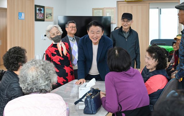 국민의힘 김동근 의정부시장 후보가 재임시절 장애인가족지원센터를 방문하고 있다. 김동근 후보 선거사무소 제공