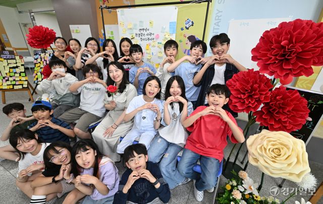 용인특례시 기흥구 독정초등학교가 스승의 날을 맞아 선생님과 학생들을 위한 따뜻한 감사 이벤트를 마련했다. 독정초 학부모회는 5월 14일부터 15일까지 이틀간 학교 1층 중앙현관에 카네이션 장식으로 꾸민 포토존을 설치하고, 학생들이 선생님께 감사의 마음을 전할 수 있는 행사를 진행한다. 학생들은 선생님께 전하고 싶은 감사의 메시지를 적어 학년별 게시판에 붙이며 마음을 나누게 된다. 또한 학교 중앙현관에 설치한 포토존은 대형 카네이션 장식과 함께 스승의 날의 의미를 되새길 수 있는 공간으로 꾸며져 학생들과 교사들의 큰 호응이 기대된다. 독정초 신미영 교장은 “본교 학부모회가 아이들이 선생님께 존경과 감사의 마음을 자연스럽게 표현할 수 있도록 이 행사를 마련한 것 같다”며 “따뜻한 행사를 통해 학교 구성원 모두가 행복한 스승의 날을 보내길 바란다”고 말했다. 사진은 14일 기념촬영을 하고 있는 5학년1반 학생과 담임 교사, 학부모회 회원들. 김시범기자