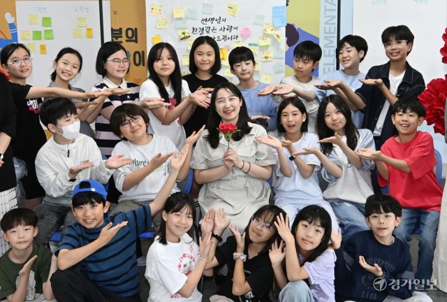 용인특례시 기흥구 독정초등학교가 스승의 날을 맞아 선생님과 학생들을 위한 따뜻한 감사 이벤트를 마련했다. 독정초 학부모회는 5월 14일부터 15일까지 이틀간 학교 1층 중앙현관에 카네이션 장식으로 꾸민 포토존을 설치하고, 학생들이 선생님께 감사의 마음을 전할 수 있는 행사를 진행한다. 학생들은 선생님께 전하고 싶은 감사의 메시지를 적어 학년별 게시판에 붙이며 마음을 나누게 된다. 또한 학교 중앙현관에 설치한 포토존은 대형 카네이션 장식과 함께 스승의 날의 의미를 되새길 수 있는 공간으로 꾸며져 학생들과 교사들의 큰 호응이 기대된다. 독정초 신미영 교장은 “본교 학부모회가 아이들이 선생님께 존경과 감사의 마음을 자연스럽게 표현할 수 있도록 이 행사를 마련한 것 같다”며 “따뜻한 행사를 통해 학교 구성원 모두가 행복한 스승의 날을 보내길 바란다”고 말했다. 사진은 14일 기념촬영을 하고 있는 5학년1반 학생과 담임 교사, 학부모회 회원들. 김시범기자