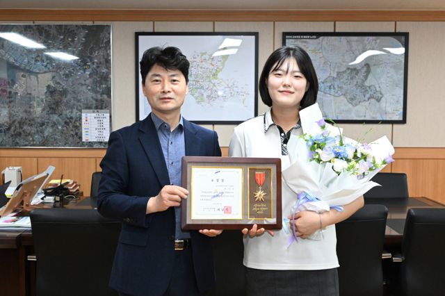 안산시는 의식 잃고 쓰러지는 시민을 도운 안산국제비즈니스고교 보건간호과 3학년 박민효양(오른쪽)에게 이웃사랑 유공 표창을 수여했다. 안산시 제공